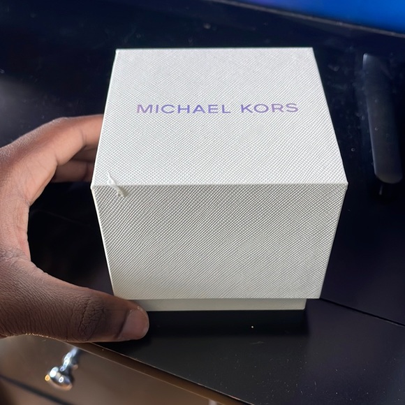 Michael Kors watch, Never worn brand new in the box, and needs new battery - Picture 1 of 2